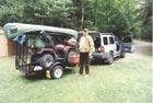 Mój sprzęt do polowania w puszczy. Na przyczepie ATV. Przed nim stoi Ryszard Weron z Polski, który we wrześniu 2002 r., zabrał się ze mną na dwudniowy wypad do puszczy w środkowym Ontario. Strzeliliśmy tylko ...jednego jarząbka (Rufed Grouse)