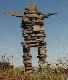 Stolic� Nunavik jest Kuujjuaq (1,700 mieszka�c�w). Na granicy tej stolicy wita podr�nych kamienny Inukshuk. Jest to budowla z kamienia przypominaj�ca cz�owieka lub ...stracha. To swego rodzaju znak drogowy w tundrze pozbawionej naturalnych obiekt�w. Takie troch� mniejsze kamienne figurki wskazywa�y tubylcom drog�, ostrzega�y przed niebezpiecznymi miejscami, wskazywa�y miejsca przepraw itd. S�u�y�y im r�wnie� do polowa�, o czym szerzej b�dzie w ksi��ce pt. "Zew kanadyjskiej puszczy". Wi�cej informacji na ten temat mo�na r�wnie� znale�� w dziale "polowania" w opracowaniu zatytu�owanym "Olimpijski Ilanaaq".