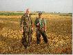 Jak na razie ojciec prowadzi. Strzeli� jedn�. Ja spud�owa�em dwie