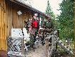 Przed kolejn� wypraw� na �osia. Stoimy na werandzie domu w Starski's Indian Lake Camp, prywatnej posiad�o�ci Rodziny 900 km od Wielkich Jezior na p�noc.