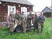 No i c� - czas by�o do domku :-(... Od lewej stoj�: pan Stanis�aw, Andrzej (na masce), Romek, Wiesiek, m�j Ojciec i Leszek. Zdj�cie wykonane przed domkiem my�liwskim Ko�a.