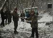Kierownicy grup odbieraj� listy startowe.