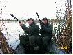 Polowanie na g�si. Nawios�owali�my si�, nawciskali�my nasz� �ajb� w trzcin�, wypili�my ca�y zapas herbaty,przemarzli�my na ko��,a g�si owszem by�y ale jakby wiedzia�y, �e na nie czekamy.