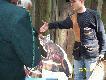 Pawe� przyjmuje gratki za setk�.