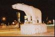 1000 km na p�noc od regionu Niagara, le�y miasteczko Cochrane, w kt�rym wita turyst�w bia�y nied�wied�. Znak, �e wkraczamy do krainy tego nied�wiedzia, chocia� po�o�ona jest ona nieco dalej na p�noc (ok. 600 km), ale tam nie prowadzi �adna bita droga.

Tak wi�c w jednej prowincji (jak np. Ontario) mamy winnice i bia�e nied�wiedzie...