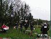 Ka�dy ze strzelc�w ma takie stanowisko w tzw. klatce. Na tym zdj�ciu wida�, �e obserwuj� lec�ce rzutki. Ka�dorazowo przed rund� strzela� 25 dublet�w jest prezentacja lotu rzutk�w z ka�dej maszyny. Puszczane s� pojedynczo ale w konkursie strzela si� je w dubletach