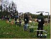 R�wnocze�nie strzela 10 zawodnik�w po 5 w grupie.
Zawodnik w grupie prawej oczekuje na rzutka z maszyny na wysi�gniku a po oddaniu strza�u otrzyma� rzute MINI 60 - o �rednicy 60 mm, przylatuj�cy z prawej strony nisko nad ziemi� w kierunku na strzelca.