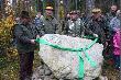 Ods�oni�cie kamienia przez najstarszych sta�em w kole....