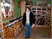 Ania w butiku, zastanawia si� jakie wino wybra�. Polecamy Icewine.