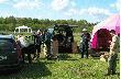 Przerwa w przygotowaniu wystawy broni. Zrobi�o si� gor�co i ch�odny nap�j jest wskazany