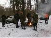 Pieczenie kie�basek przy ognisku w przerwie polowania. 
