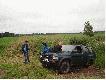Troch� ci�ko by�o, bo tylne ko�a zassa�o w mule, ale saperka i ga��zie szybko posz�y w ruch...