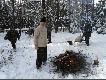 Nasz dzielny sta�ysta Artur, suszy spodnie! -�nieg by� po kolana!