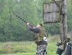 Mr�wa stara si� w co� trafi�...