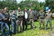 Pogoda musia�a by� niez�a,skoro potrzebne by�y ciemne okulary.Chyba,�e skrywano �lady wczorajszej imprezki.