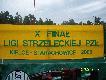 Fina� Ligi - Starachowice 2009 r.
Dwadzie�cia 6-osobowych zespo��w oraz czternastu wolnych strzelc�w uczestniczy�o w tej wspaniale zorganizowanej imprezie strzeleckiej,kt�rej gospodarzem by�a kielecka organizacja �owiecka.Spotkanie to pokaza�o jak wygl�daj� zawody strzeleckie,kiedy organizatorami s� prawdziwi pasjonaci.No,ale po kolei.W pi�tkowe popo�udnie,od godziny szesnastej do hotelu SENATOR w Starachowicach zacz�y zje�d�a� pierwsze zespo�y.Wymarzony obiekt na tego rodzaju spotkania.Trzeba by�oby by� niez�ym malkontentem,�eby skrytykowa� wyb�r miejsca noclegowego.Koledzy z Kielc,na czele z �owczym Okr�gowym,kol.Jaros�awem Miko�ajczykiem wykazali si� niez�ym wyczuciem potrzeb strzelaj�cych,dokonuj�c zakwaterowania zawodnik�w w tym w�a�nie hotelu.Obiekt spe�nia� wszelkie standardy dla wypoczynku,zorganizowania biesiady oraz wszelkiego rodzaju kole�e�skich spotka�.
Jak co roku na Finale Ligi,w porze wieczornej,odby�a si� odprawa s�dzi�w,a po kolacji spotkanie S�dziego G��wnego,kol.Waldemara Kobierskiego w towarzystwie �owczego Okr�gowego w Kielcach,kol.Jaros�awa Miko�ajczyka z Kierownikami Dru�yn poszczeg�lnych okr�g�w.S�dzia G��wny przekaza� nam najwa�niejsze ustalenia z odprawy s�dziowskiej,dotycz�ce zbli�aj�cych si� dwudniowych zawod�w.Szkoda tylko,�e w takim spotkaniu nie uczestnicz� wszyscy ci,kt�rzy s� do tego zobowi�zani.Wida�,�YCIE.
Przera�enie w umys�ach strzelaj�cych jak i organizator�w wywo�a�a ulewa,kt�ra mia�a miejsce wczesnym rankiem,nast�pnego dnia.Nie wiem jak to Koledzy z kieleckiego za�atwili,ale na uroczystym otwarciu,o godz.8.30 na strzelnicy deszcz to by�a historia.Kto chce niech sobie gada o pogodzie �adnej i bardzo �adnej,ale ja osobi�cie preferuj� tylko pogod� bardzo �adn�.Szczeg�lnie na zawodach strzeleckich.Podczas otwarcia g�os zabierali ci wszyscy co powinni,ale najwi�cej,jak zwykle  zreszt�,gada� S�dzia G��wny,kol.Waldemar Kobierski.Ale Ci G��wni tak chyba musz�.
O godzinie 9.00 na wszystkich osiach rozpocz�o si� strzelanie.Ci co nie strzelali w pierwszej kolejno�ci,mieli sposobno�� przyjrzenia si� poszczeg�lnym konkurencjom.Tym bardziej ,kiedy by�a to pierwsza wizyta na tej strzelnicy.W moim odczuciu jest to obiekt,na kt�rym mo�na "zrobi�" bardzo wysokie wyniki.W zasadzie do niczego nie mo�na by�o si� "przyczepi�".PRZELOTY bardzo wyraziste.Pud�owali ci co je zlekcewa�yli albo mieli ciut ciut s�abszy dzie�.Z przyczyn zreszt� r�nych.DZIK,mimo �e strzela�o si� go ze stanowiska lekko wyniesionego ponad poziom,nie stwarza� k�opot�w.Ta rampa robi�a  tylko takie wra�enie.Strzelecko,bardzo o,k.ZAJ�C.Bardzo przyjazna o�,pod warunkiem,�e si� trafia�o.Fakt,�e nie mo�na by�o podpiera� si� piachem sypanym sprzed zaj�ca na "komor�",ale mo�na by�o si� z nim rozprawi� na cacy.Je�eli takie s�owa padaj� spod moich paluszk�w,tzn.,�e nie by�o z nim zbyt wielu k�opot�w.ROGACZ/LIS jest konkurencj� wsz�dzie bardzo podobn�.W Starachowicach pomy�lano r�wnie� o tych strzelaj�cych,co nie u�ywaj� �adnch r�kawic,nacinaj�c odpowiednio �cian� boczn� s�up�w,o kt�re opieramy r�ce  podczas celowania do makiet.Warte zastosowania  na innych  strzelnicach.Ma�a rzecz a cieszy.Pozosta�y jeszcze dwie osie,na kt�rych to "t�ucze" si� najwi�cej rzutk�w.Kr�g okaza� si� konkurencj� na kt�rej wielu pewniak�w po�ama�o sobie z�bki.By�a przecie� pi�kna,bezwietrzna pogoda.S�o�ce siedzia�o sobie za chmurami.Tylko czy�ci�.Nic bardziej z�udnego.Tylko sze�� os�b na stu trzydziestu czterech startuj�cych potrafi�o to zrobi�.Rzutki z ma�ej budki niejednego doprowadza�y do sza�u.Ale na tym polega specyfika ka�dej strzelnicy.Specyfika wcale nie oznacza nieprawid�owo��.Nale�a�o tylko by� uwa�nym obserwatorem i umie� wysnute wnioski odpowiednio wykorzysta� podczas swojego strzelania.W praniu okazywa�o si�,�e nie jest to takie proste.Znacznie �atwiej radzono sobie z trapem.Pi�tnastu strzelc�w zako�czy�o go "na czysto",b�d�c oklaskiwanymi przez kibicuj�cych koleg�w.Trzeba przyzna� obiektywnie,�e rzutki lata�y bardzo r�wno.Nie by�o �adnych dziwol�g�w,szczur�w,uciekaj�cych gdzie� bardzo w prawo czy w lewo.Niezale�nie od wszystkiego nie wszystkim dane by�o trafia�.Co� na ten temat wiem.Po pozytywnie ocenionych osiach strzeleckich,nale�a�oby przypi�� jak�� �at� organizatorom za organizacj� zawod�w.I tu jest najwi�kszy problem.Wystawiam IM w skali od jeden do sze��,SI�DEMK�.Na wszystkich osiach strzelanie odbywa�o si� w okre�lonym wcze�niej czasie.To,�e czeka si� na strzelaj�ce zespo�y na osi ZAJ�CA czy na PRZELOTACH,to jest ju� normalka.Ale dochodzi�o do tego,�e s�dziowie i obs�uga na osi dzika czeka�a na zawodnik�w po kilkana�cie minut do p� godziny.Na osi gdzie nie ma przyje�d�aj�cych w�zk�w z tarczami,tylko obs�ug� za�atwiaj� m�odzi ch�opcy pod okiem do�wiadczonych s�dzi�w stanowiskowych.Wszystko by�o pouk�adane jak nale�y.Wielkie brawa.Harmonogram strzela� by� tak u�o�ony,�e i strzelaj�cy i s�dziowie wraz z obs�ug� mieli czas na to,aby posili� si� w punktach gastronomicznych rozmieszczonych na strzelnicy.A by�o w nich praktycznie wszystko za wyj�tkiem nadziewanych wiewi�rek kanadyjskich.Od po�udnia serwowano r�wnie� ciep�y posi�ek,z prawem wyboru.I to jakiego!!!!!!!!!!!!!!!!.Normalnie w sobot� nie chcia�o si� wyje�d�a� ze strzelnicy,ale trzeba by�o,niestety.Wieczorem w hotelu czeka�a na nas zorganizowana biesiada.Biesiada,kt�ra zaspokoi�a pragnienia wszystkich ch�tnych dobrego jedzenia.Jak to na biesiadzie bywa�o,mo�na zobaczy� na fotkach Miroku,kt�rych natrzaska� multum.Nawet najfajniejsza biesiada musi si� kiedy� sko�czy�.Cho�by dlatego,�e nazajutrz trzeba znowu stan�� z broni� na osiach strzeleckich i doko�czy� to,co zosta�o rozpocz�te w sobot�.Strzelnica w niedziel� od samego rana rozbrzmiewa�a strza�ami.Sytuacja na tablicy wynik�w klarowa�a si� coraz bardziej.Oko�o godziny 13.00 zako�czono strzelania i rozpocz�to podliczanie wynik�w.W tym miejscu ogromne podzi�kowania dla PA� z obs�ugi zawod�w,kt�re bardzo sprawnie rozprawi�y si� z tablic� wynik�w,wskazuj�c zwyci�zc�w i tych troch� s�abszych.O wynikach nie b�d� si� zbyt rozpisywa�.Podam tylko,�e zwyci�y�a dru�yna Piotrkowa Trybunalskiego,przed Katowicami oraz Bia�ymstokiem.Indywidualnie najlepszym okaza� si� Zbigniew Graba�owski z Piotrkowa Trybunalskiego,przed Paw�em Za�og� r�wnie� z Piotrkowa Trybunalskiego oraz Dariuszem Skibiakiem z Elbl�ga.Wszelkie wyniki s� na fotkach,na www.pzlow.pl oraz www.�owiecki.pl.Manewrem oskrzydlaj�cym zawodnik�w,tych z regu�y odje�d�aj�cych z zawod�w przed oficjalnym zako�czeniem,by�o losowanie broni o lufach g�adkich.Oczywi�cie tylko w�r�d tych co pozostan� do oficjalnego zako�czenia.Nie wiem czy kto� pojecha� wcze�niej.Mo�e kilka os�b.Szcz�liwy los wyci�gn�� zwyci�zca dzisiejszego fina�u,Zbyszek Graba�owski.Dla kogo? Dla Kolegi z Bia�egostoku.Niestety nie zapami�ta�em nazwiska.Jak kto� mi poda to z przyjemno�ci� dopisz�.Uhonorowano r�wnie� dru�yn�,kt�ra pozosta�a do oficjalnego zako�czenia.I znowu poproszono Zbyszka Graba�owskiego aby kogo� uszcz�liwi�.Szcz�cie dopisa�o tym razem Wroc�awiowi.Ka�dy cz�onek zespo�u otrzyma� tzw.sk�rzany zestaw my�liwski.Nie zapomniano r�wnie� o kolegach s�dziach.Szcz�liwiec otrzyma� pi�kny zestaw porcelanowy.I takim to sposobem ta przepi�knie zorganizowana impreza dobieg�a ko�ca.
Zarz�dowi Okr�gowemu w Kielcach z �owczym Okr�gowym Kol.Jaros�awem Miko�ajczykiem na czele,nale�� si� wielkie podzi�kowania za tak wspania�� imprez�.DZI�KUJEMY..DB