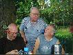 A potem ju� by�a biesiada... Senior mojego my�liwskiego rodu, zachwycony uroczystosci�, wspomina� zabawne historie zwi�zane z tym miejscem.. wt�rowa� mu m�j Tata...  z boku Kolega tomek zwany Bachusem:)