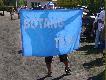 Super kibic - Mr�wa si� odnalaz� - nawet flag� klubow� wydzierga�.