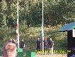 zesz�oroczna dru�yna zwyci�ska wci�ga flag� 