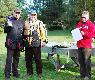 Jacek Suryn z nagrod� za wygrany poker charytatywny....