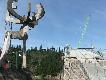 Drewniany �o� pilnuje nowej skoczni w Holmenkollen (tu jeszcze w budowie)