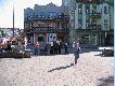 Sta�em ko�o ko�ci�ka z tat� i kuzynem, obserwowali�my r�nych sygnalist�w kt�rzy usi�owali �wiczy�... a� tu nagle... ni z t�d ni z ow�d pojawi�a si� na horyzoncie znana twarz, ale o tym p�niej.