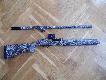 SCANDIUM CAMO
Coraz wi�cej m�wi si� w Szwecji o planowanych ograniczeniach dotycz�cych broni samopowtarzalnej, wi�c w ko�cu kupi�em: najpopularniejsz� w Skandynawii strzelb� samopowtarzaln� SCANDIUM. Do kupienia wystarcza - jak dotychczas - polski dow�d osobisty lub prawo jazdy (dokument ze zdj�ciem) i szwedzki nr pesel. Mnie nie legitymowano, znaj� mnie w tym sklepie :-) a nr pesel potrzebny policji do wydania zezwolenia na wybran� bro�. Przeznaczenie - g��wnie g�si, dlatego wersja camo i d�uuuga lufa 66 cm (standard to 61 cm).
Znam ze strzelnicy wcze�niejszy model o podw�jnej nazwie GYTTORP SCANDIUM, wg w�a�ciciela broni (i strzelnicy) wystrzeli�a ona 72 tys. naboi sportowych i prawie 2 tys naboi my�liwskich, i �adnej usterki.. Bro� produkowana w Turcji, ale wg szwedzkich wymaga�, czyli bardzo starannie.