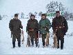 Polowanie na zaj�ce w K.�. "Orze�"
Dok�adnie 3 lata temu ostatni raz polowali�my na szaraki (a na terenie, kt�ry dzisiaj polowali�my, 4 lata). Po tak d�ugiej przerwie by�o wiele nadzieii i wielu liczy�o na du�y pokot. Zaj�cy by�o naprawd� sporo...
W�a�ciwie, zaczn� od pocz�tku. Po kilkudniowym mrozie ziemia by�a dobrze zmar�ni�ta i bez obaw mozna by�o wej�� na pola. Wsz�dzie by�o du�o �niegu i cz�sto �wieci�o s�oneczko, wia� jednak bardzo silny i dokuczliwy wiatr. Na zbi�rce stawi�o si� 22 strzelb i 15 naganiaczy. Uda�o si� nam przeprowadzi� 8 miot�w. W kazdym by�o du�o "kitajc�w". Jak to jednak cz�sto bywa sporo ucieka�o do ty�u a nam szwankowa�y celowniki ;)!!!
Jak mia�o byc tak by�o!Du�o si� uchowa�o a na pokocie u�o�yli�my 31 sztuk. Co najwa�niejsze wszystkim uda�o si� zgi�� palec! Z weso�ymi bu�kami wr�cili�my do dom�w.
Darz B�r 