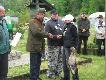 Mr�wa i Vicek cz�stuj� g�mi. Rene wielce z tego powodu uradowana.