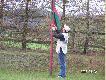 Pawe� Ropi�ski -ubieg�oroczny zwyci�zca podnosi  f�age na maszt