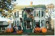 Dekoracje na Halloween
Amerykanie w dniu 31 pazdziernika obchodza swieto ktore nazywaja Halloween, to swieto ma celtyckie pochodzenie, trafilo do USA z Irlandczykami i dobrze sie przyjelo. Na ta okolicznosc Amerykanie dekoruja domy roznymi "ozdobami", w tym dniu dziewczyny przebieraja sie za wiedzmy, a mezczyzni za meskie monstra, tak ubrani czesto przychodza do pracy.
Na zdjeciach pokazuje dom ktory jest udekorowany wyjatkowo obficie, nie ma takiego drugiego w okolicy, wlasciciele rozpoczeli prace juz w pierwszych dniach pazdziernika i codziennie instaluja nowe elementy. Niektore elementy "dekoracji" maja dosyc makabryczny wyglad.