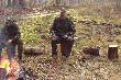 Przerwa w polowaniu i przygotowania do pieczenia kie�basek.