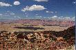 W oddali widac kanion w kt�rym p�ynie rzeka Colorado