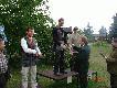 �owczy Okr�gowy Janusz Rynkiewicz wr�cza puchar zwyci�zccy.