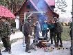 Degustacja i przyprawianie potrawy na Biesiad�. W tle domek my�liwski