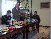Prezes Mietek czytaj�cy sprawozdanie.