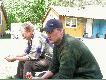 Synowie Kaja, Torben (w zielonym) i Alan, zwany misiem (du�. baseman) nie chc� mi chyba pozowa� :-((
W tle "Legowisko", jeden z czterech (obok m.in. "Bar�ogu" i "Ostoi") dodatkowych domk�w campingowych.