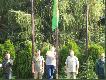 Sieradzka dru�yna wci�ga flag� na maszt