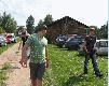 Asia [ta z ty�u;-)]: "Kochanie, ale ja nie chcia�am zatrzasn�� kluczyk�w..."
Robert [ten na I planie]: "Kochanie nie martw si�... najwy�ej b�dziemy musieli przestrzeli� szyb�..."
Tomek [ten z prawej]: "Po co strzela�... Andrzej z W�odkiem wam otworz�..."  ; - ) 